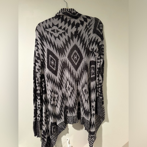 2b Bebe Cardigan Sweater - NWOT - Picture 2 of 5